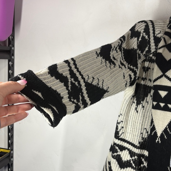 RD Style Black and White Geometric Cardigan size medium - Picture 4 of 11